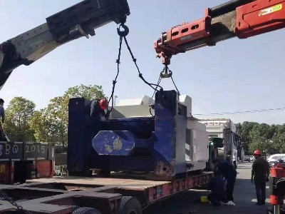 兩臺(tái)吊車(chē)抬40噸壓機(jī)