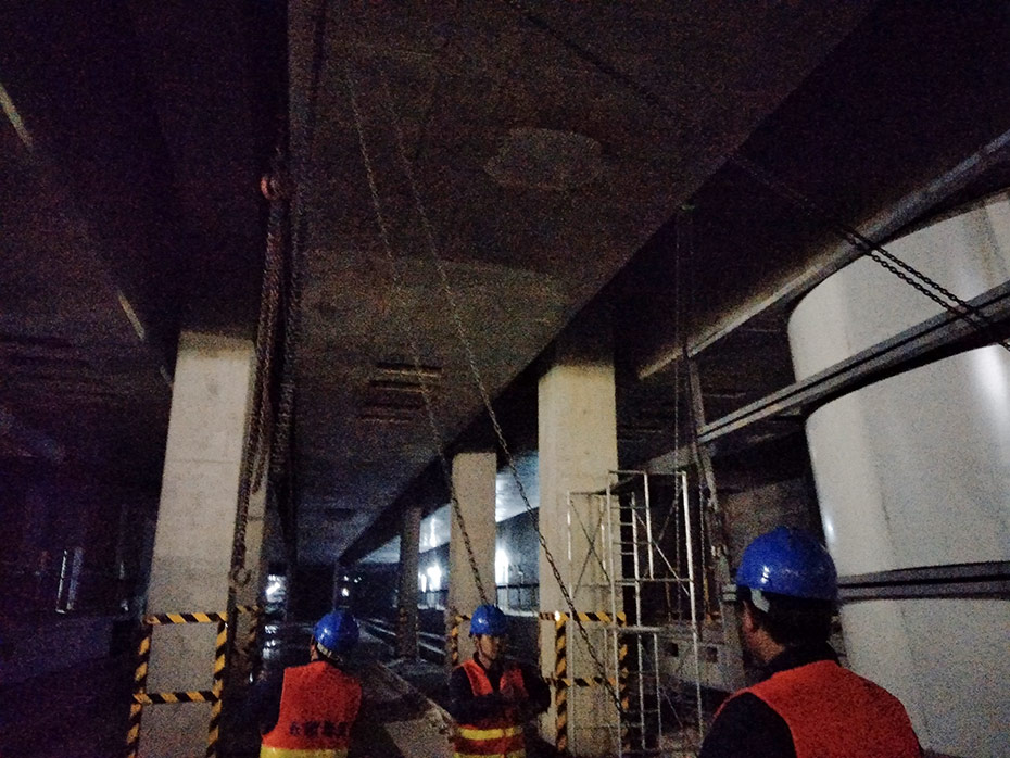 地鐵十七號(hào)線空調(diào)制冷設(shè)備地下室搬運(yùn)安裝